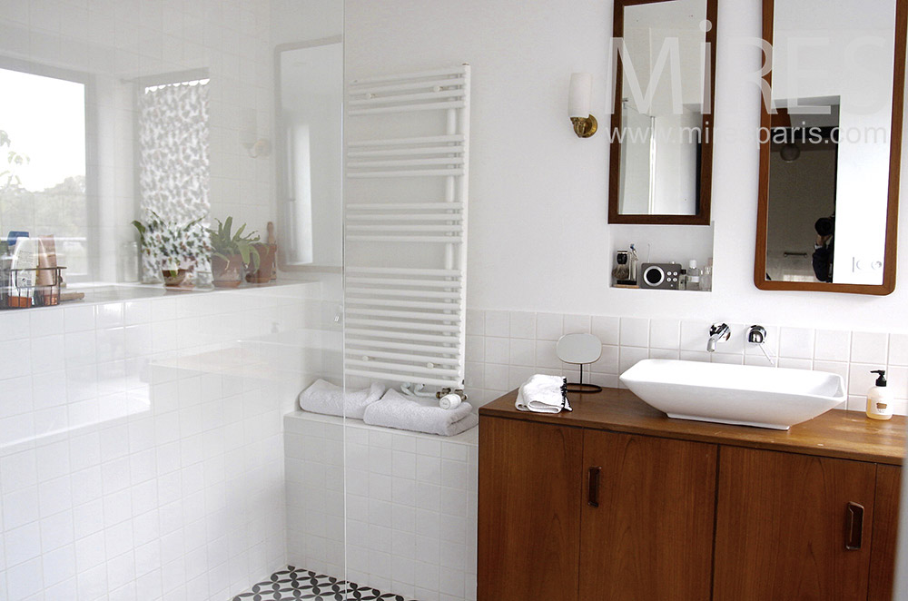 C1492 – Elegant white bathroom