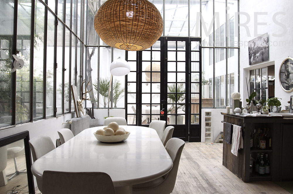 C0084 – Bright dining room