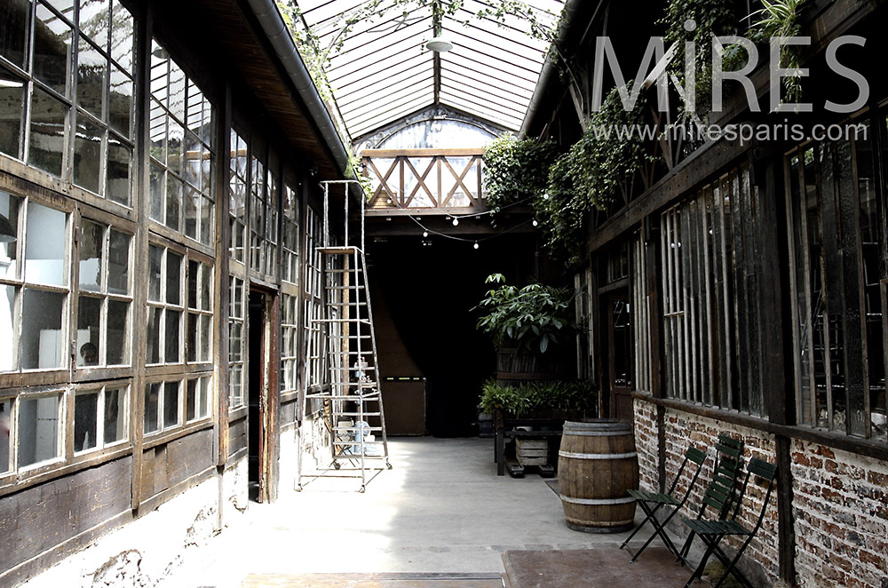 C0410 – Old-style courtyard under glass