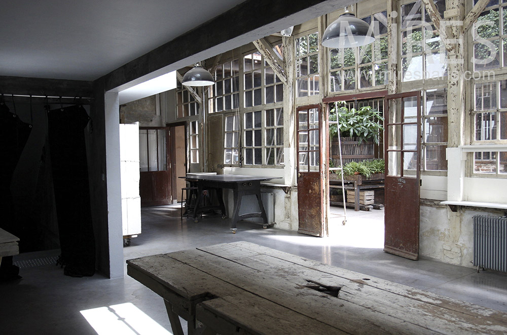 C0410 – wall of wood and glass overlooking courtyard