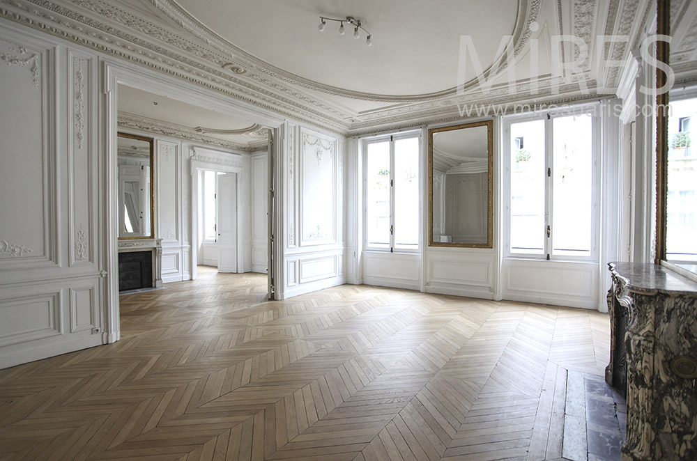 C0927 – Typical Parisian empty apartment
