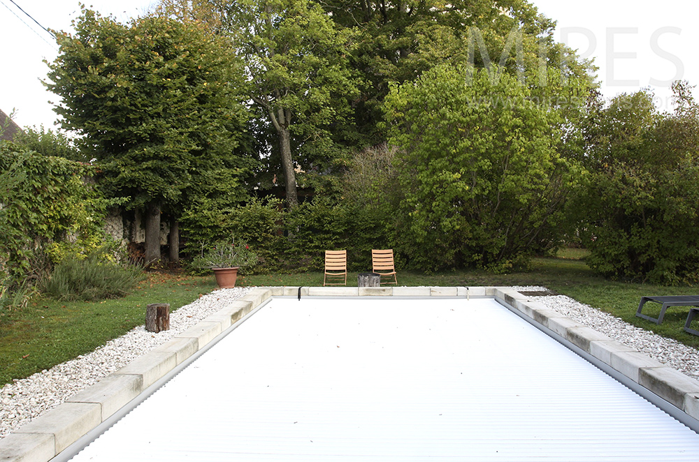 C1495 – La piscine au fond du jardin