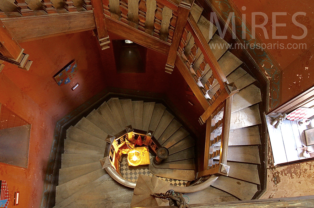 C1495 – Escalier de bois massif