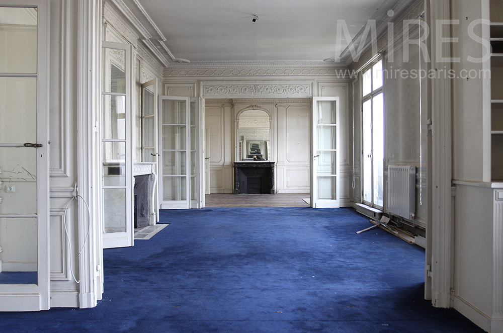 Apartment with blue carpet. C1496