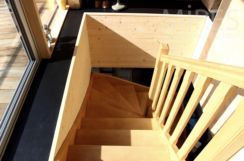 C1498 – Petit escalier de bois