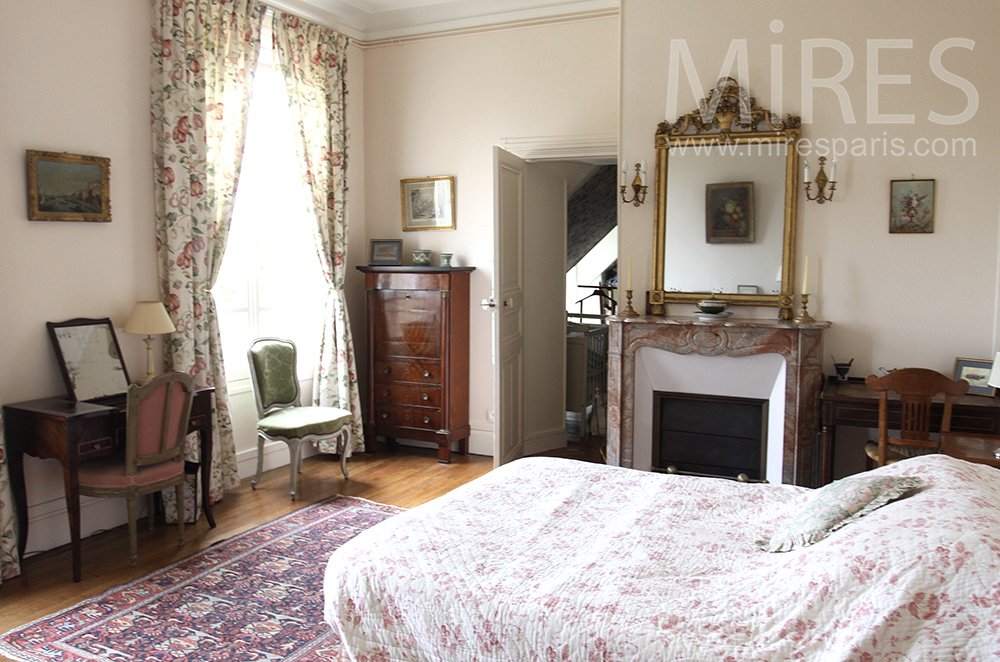 C1501 – Chambre ancienne avec lit bébé