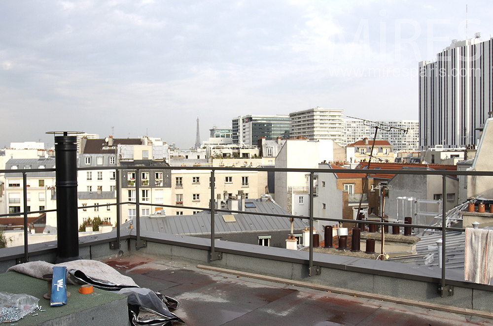 C1504 – Terrasse étroite sur Paris