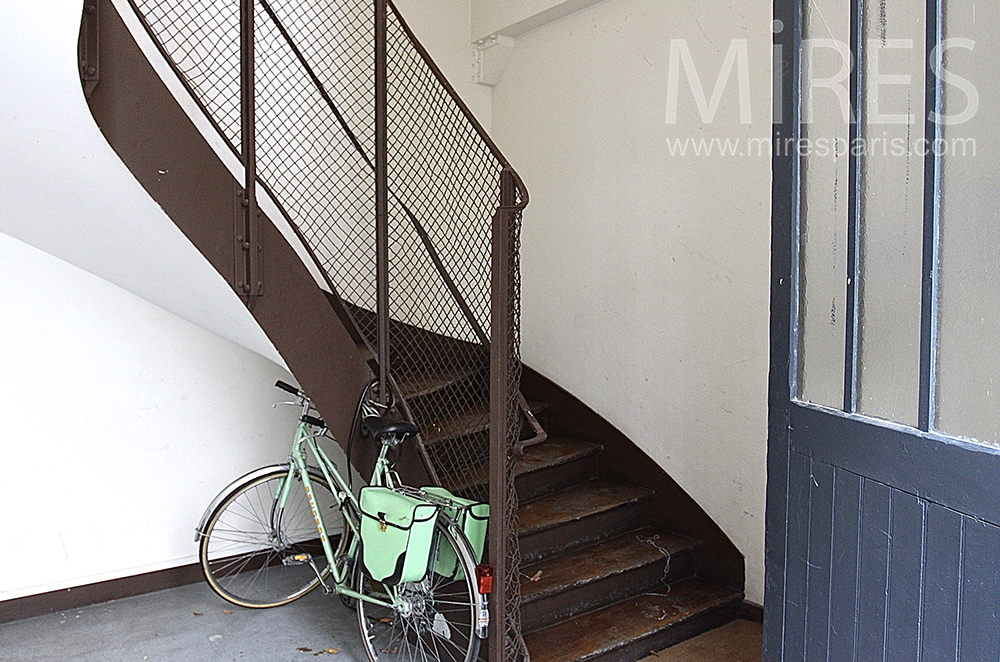 C1506 – Escalier et bicyclette