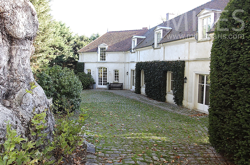 Low house with classic decoration. C1509