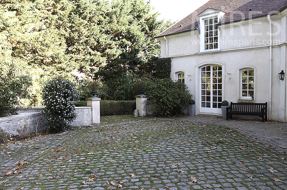 Cour pavée à l’entrée. C1509