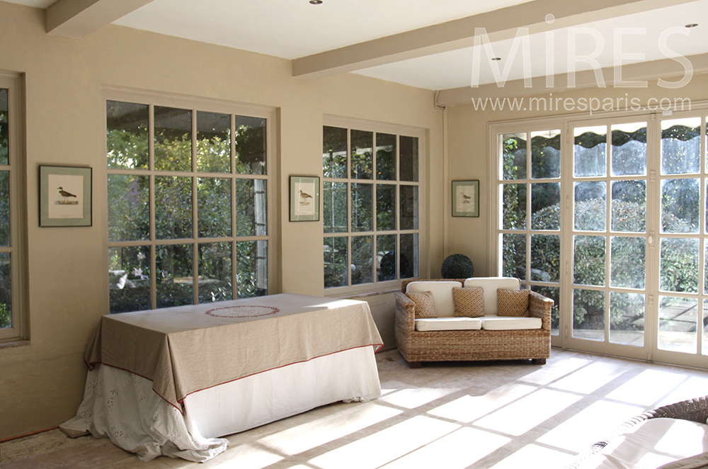 Quiet living room on garden. C1509