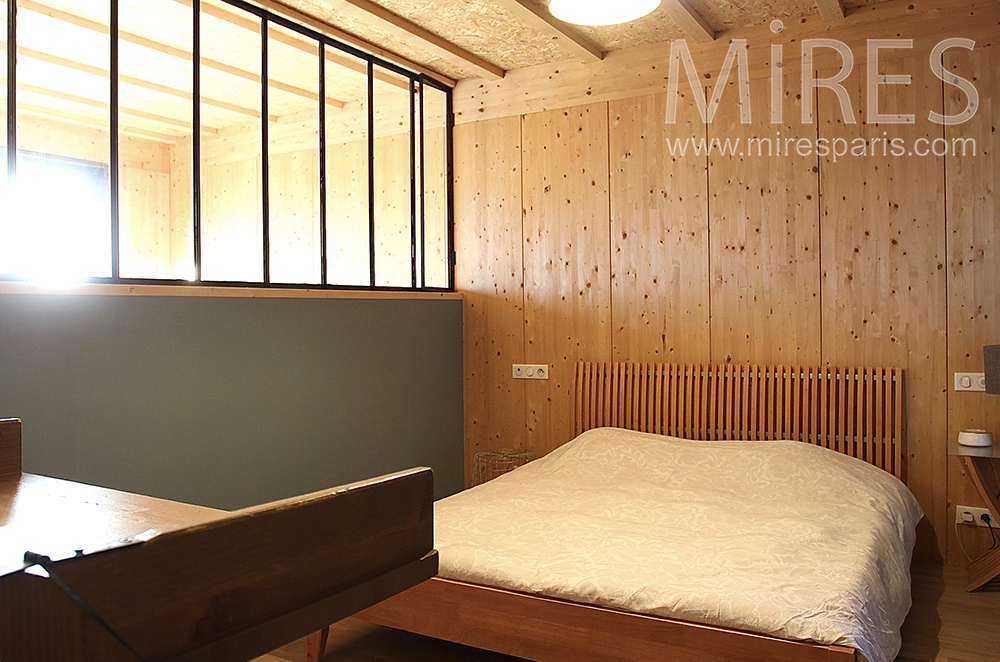 Chambre en bois avec petit bureau. C1514