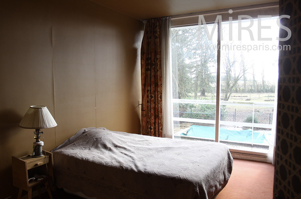 Chambre minimaliste sur jardin. C1528