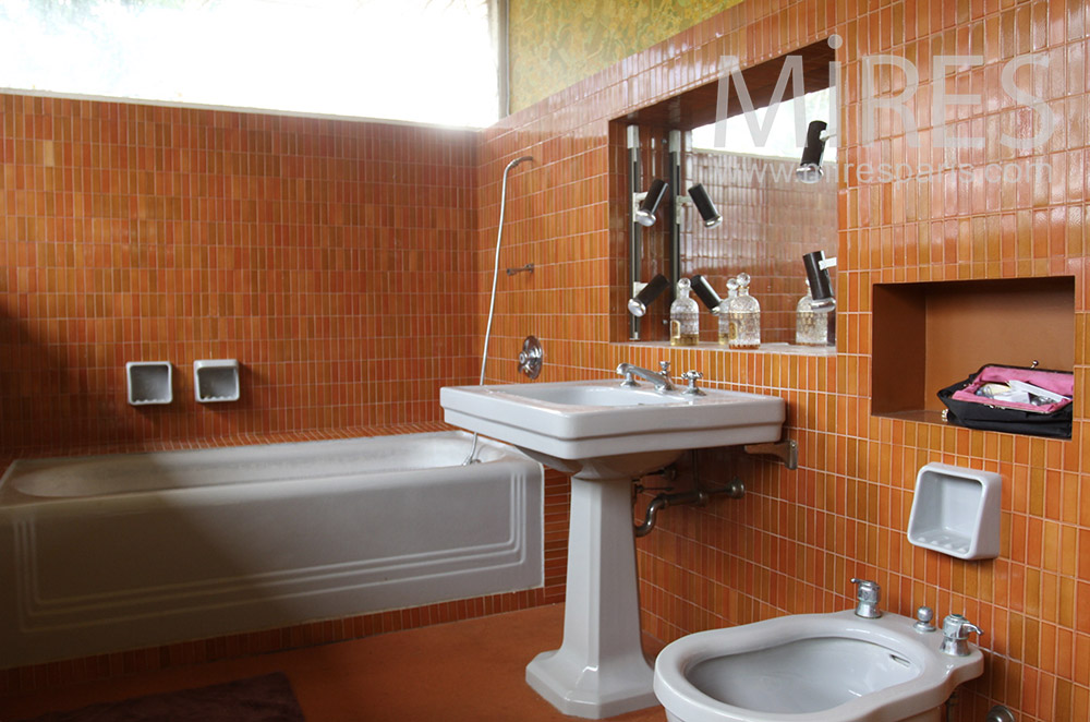 Salle de bains classique. C1528