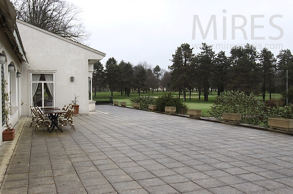 Large terrasse sur green. C1532