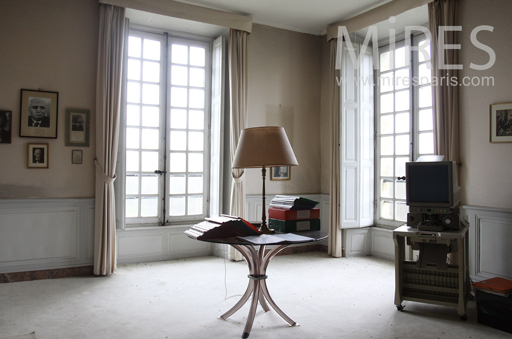 Minimalist office. C1533