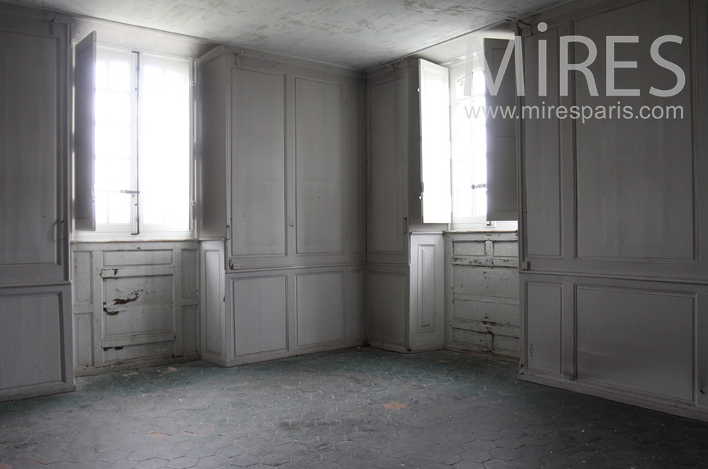 Old white room. C1533