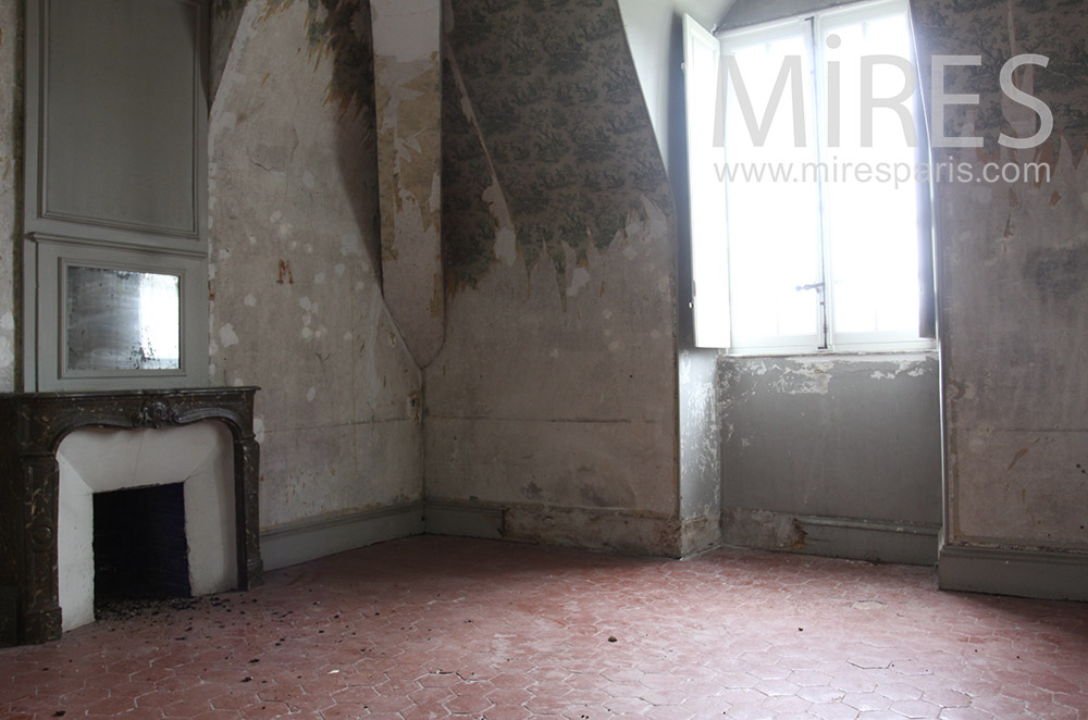 Empty and patinated room. C1533