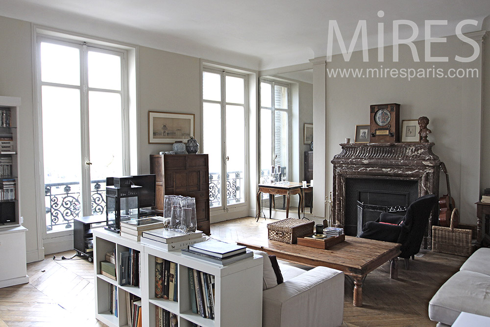 C0711 – White living room and marble fireplace