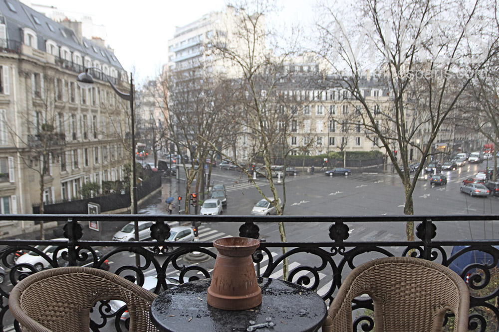 C0711 – Parisian balcony