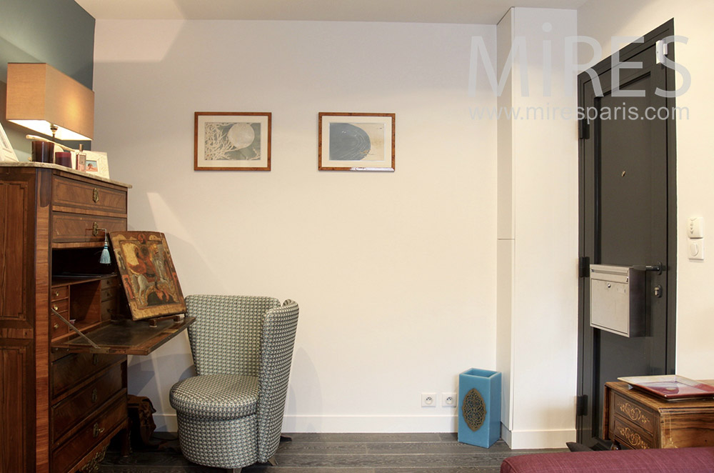 Secretary in entrance. c1543
