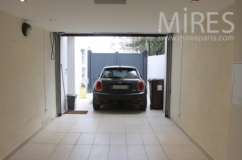 Clean and integrated garage. c1543