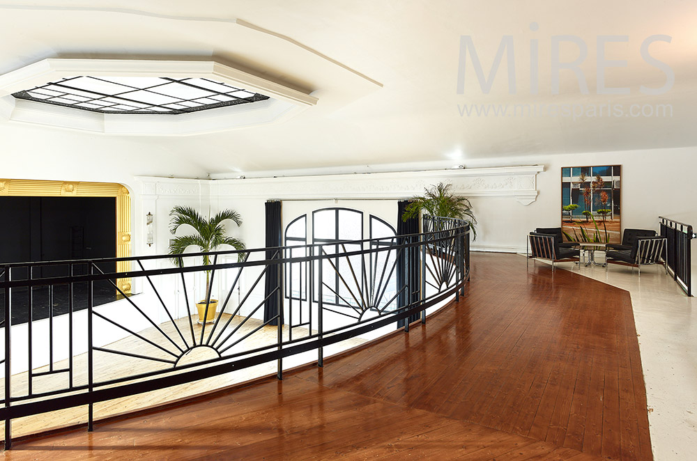 C1443 – Round mezzanine