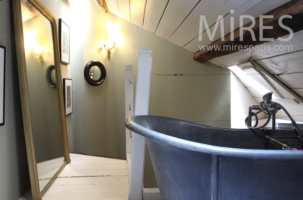 Attic room with vintage bath. c1554