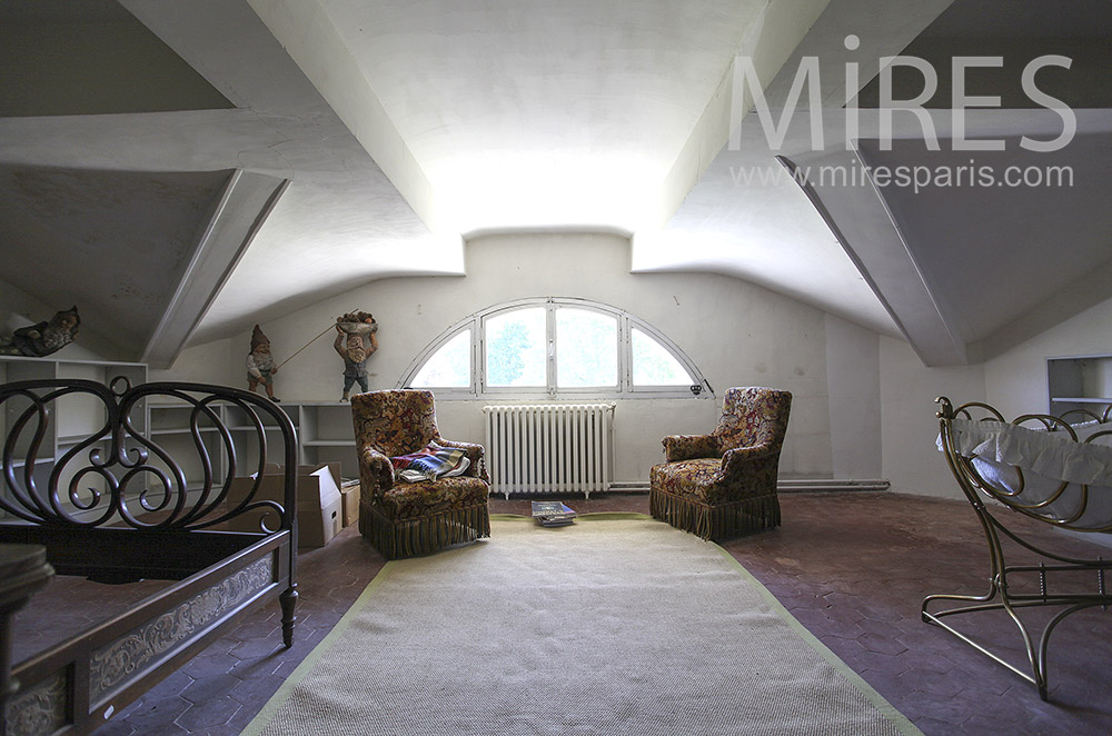 C1396 – Bedroom with curved skylight