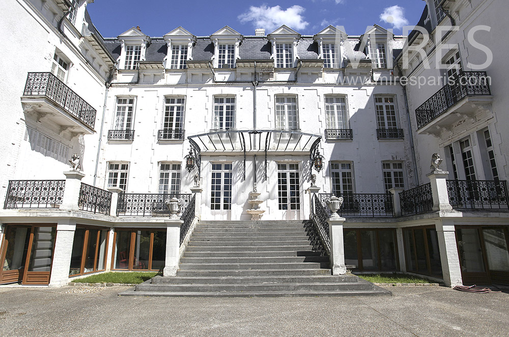 C1562 – Large bourgeois house