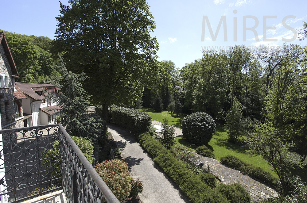 C1562 – Balcony on park