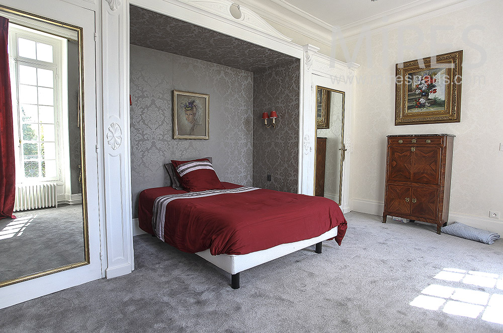 C1562 – Semi gray alcove for burgundy beds