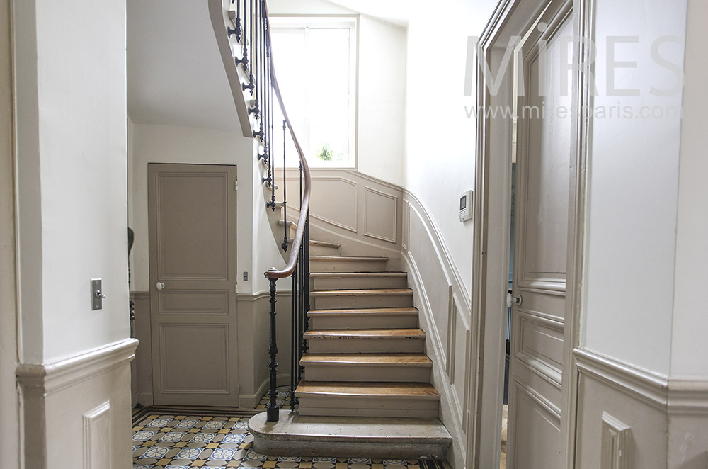 Classique escalier de bois bicolore. C1563