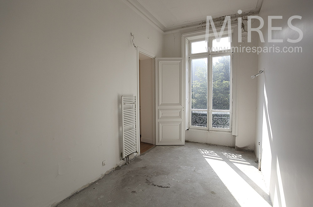 C1564 – Empty narrow room