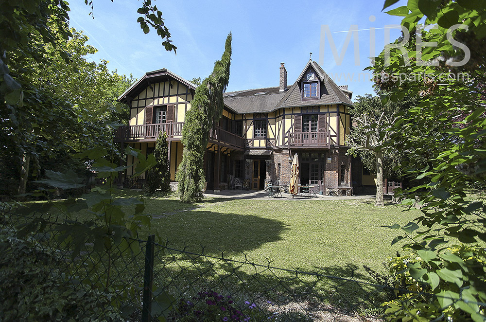 Nice Norman house near Paris. C1568