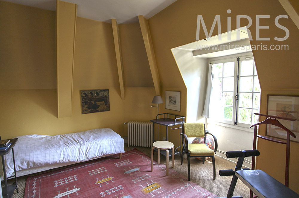 Chambre jaune sous les toits. C1568