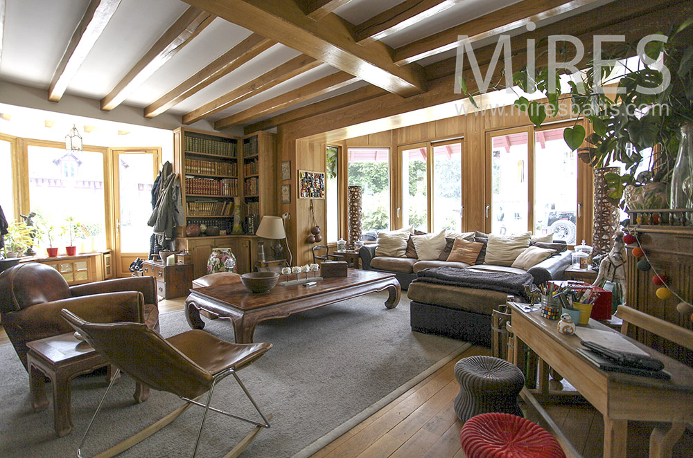 Modern living room in English. C1570