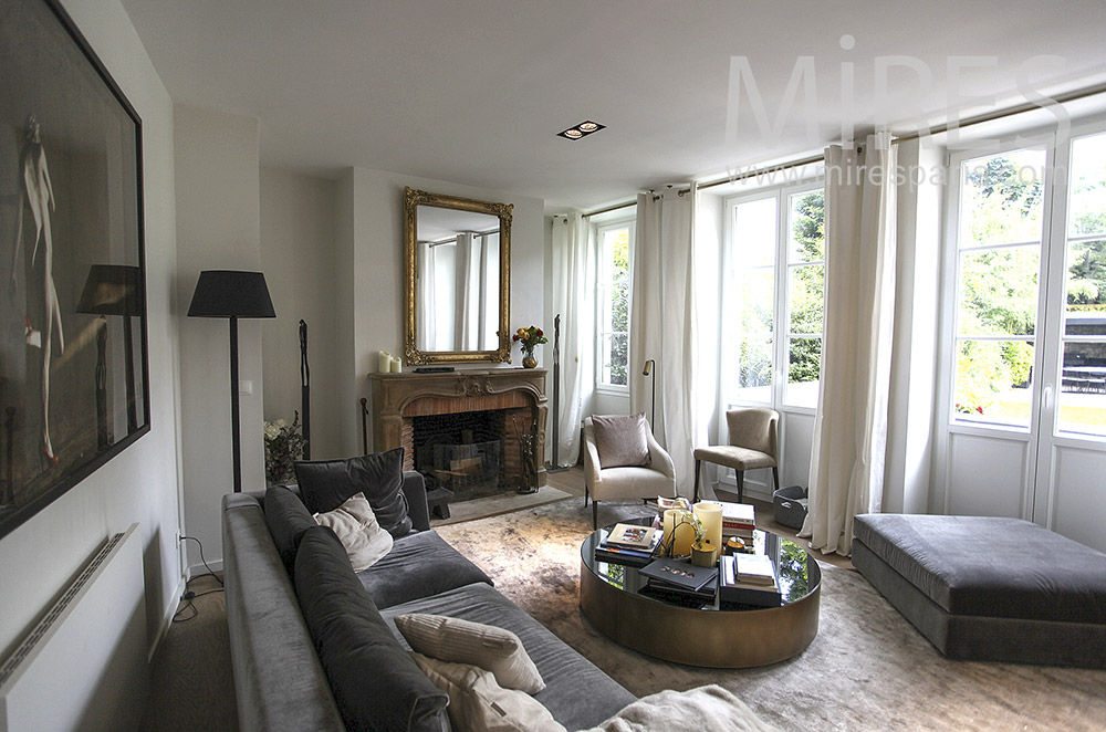 C1573 – Living room with french doors on garden