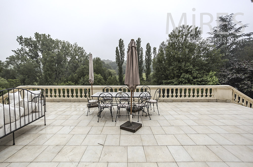 C1576 – Terrasse de pierre avec balustrade