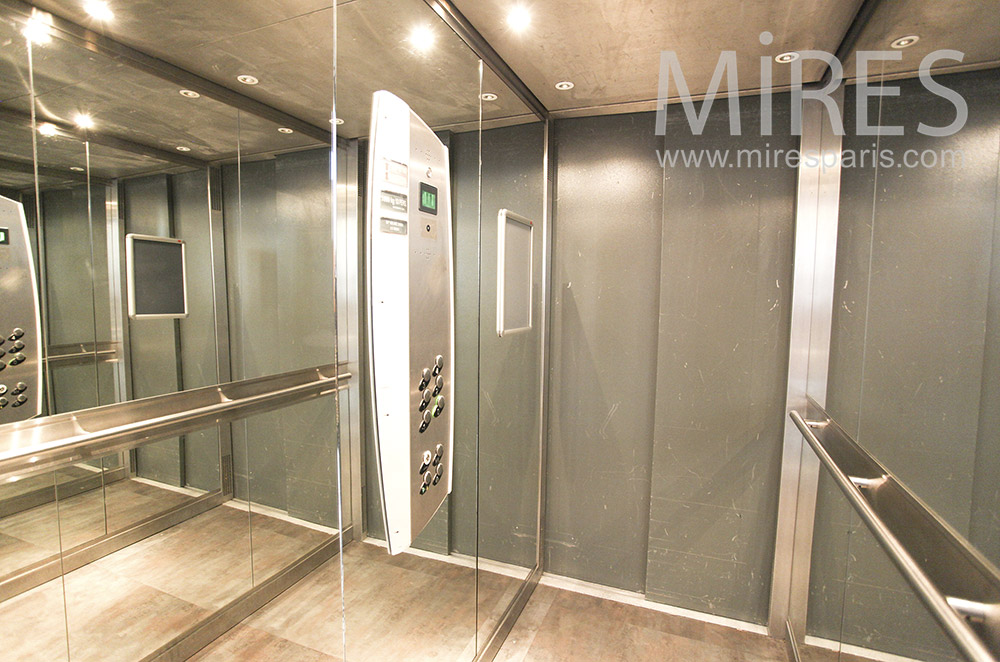 Ascenseur avec miroir. C1577