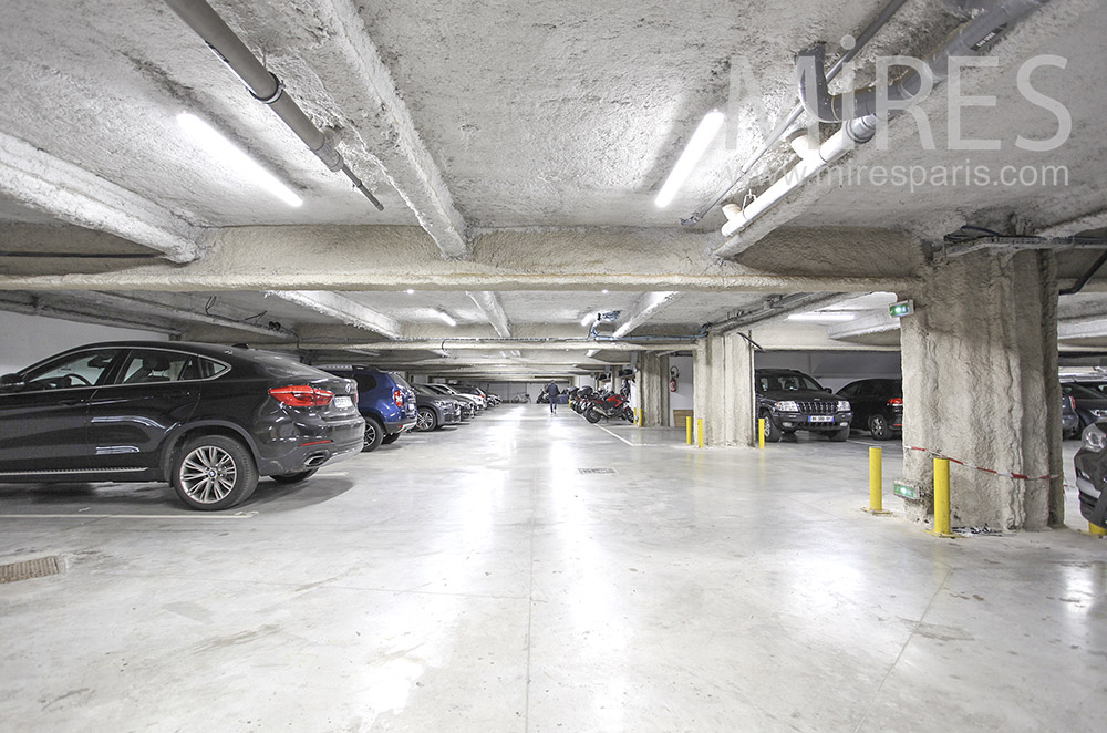 Parking d’immeuble. C1577