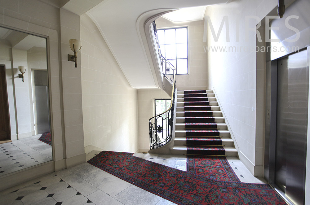 Escalier de pierre et ascenseur inox. C1578