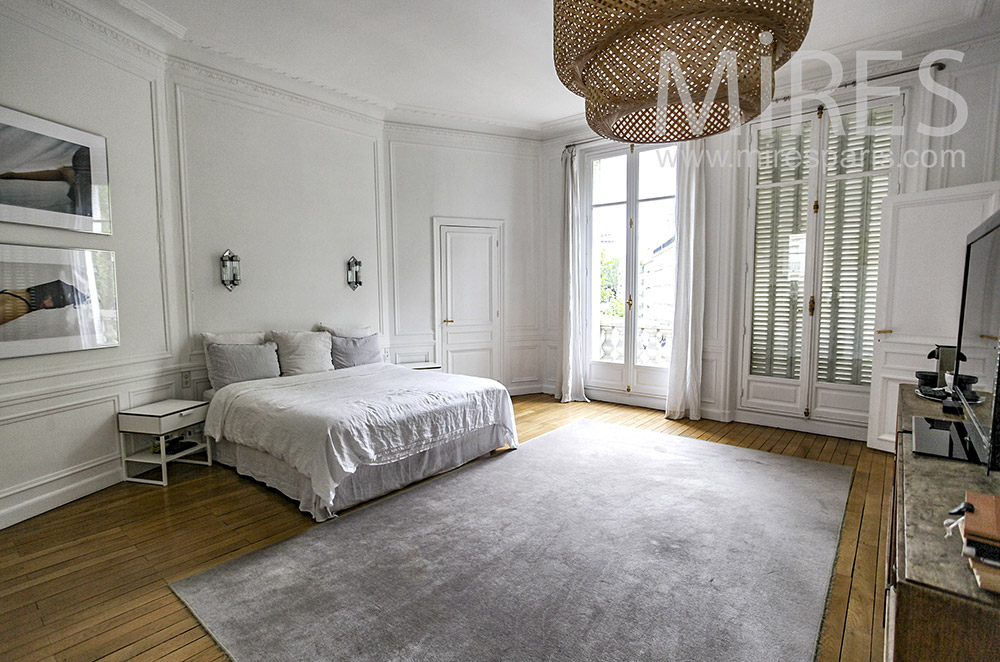 Grande chambre blanche et tapis gris. C1578