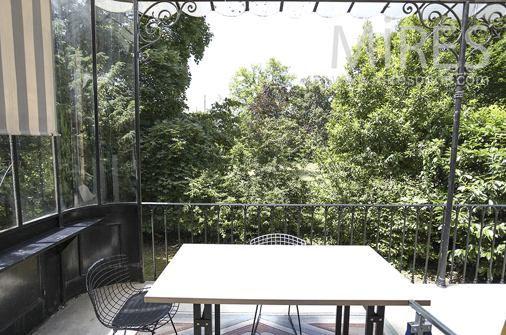 C1579 – Terrasse surplombant le jardin