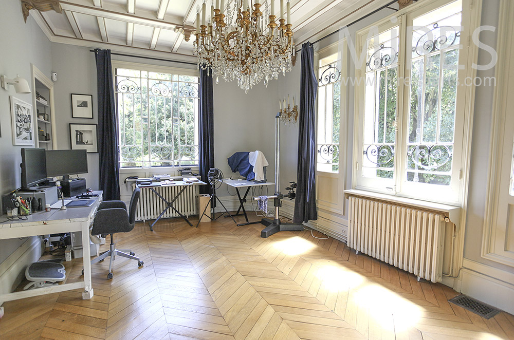 C1579 – Office with old chandelier