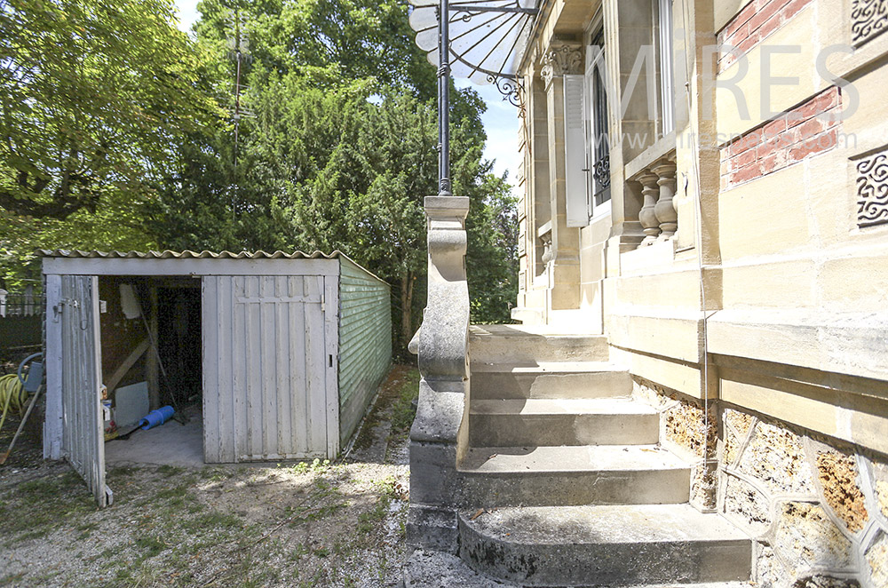 C1579 – Small garden garage