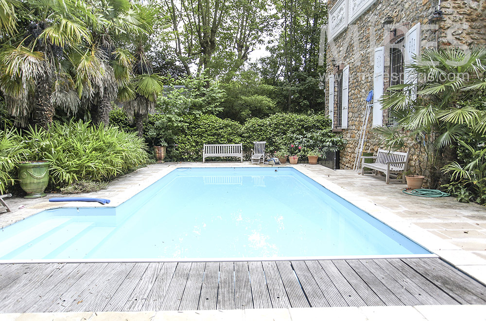 C0156 – Pool and green plants