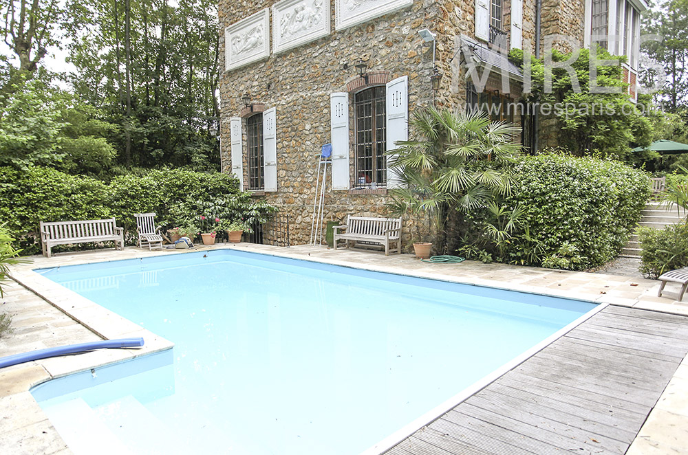 C0156 – Family millstone, garden and pool