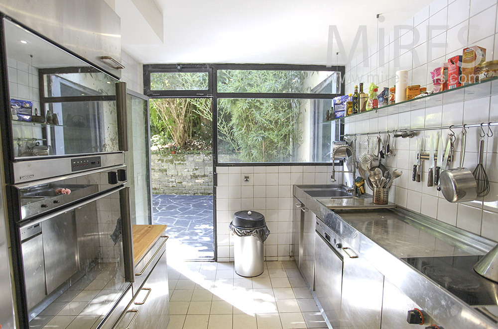 C0411 – Stainless kitchen with garden access