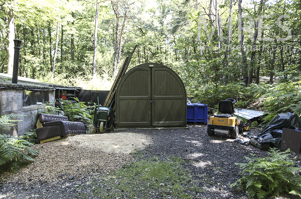 Forest garage. c0948